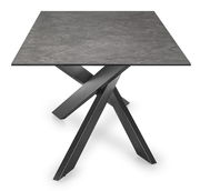 Moderner Esstisch mit quadratischer, dunkler Tischplatte und stilvollem, gekreuztem Metallgestell, seitliche Perspektive