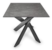 Moderner Esstisch mit quadratischer, dunkler Tischplatte und stilvollem, gekreuztem Metallgestell, seitliche Perspektive