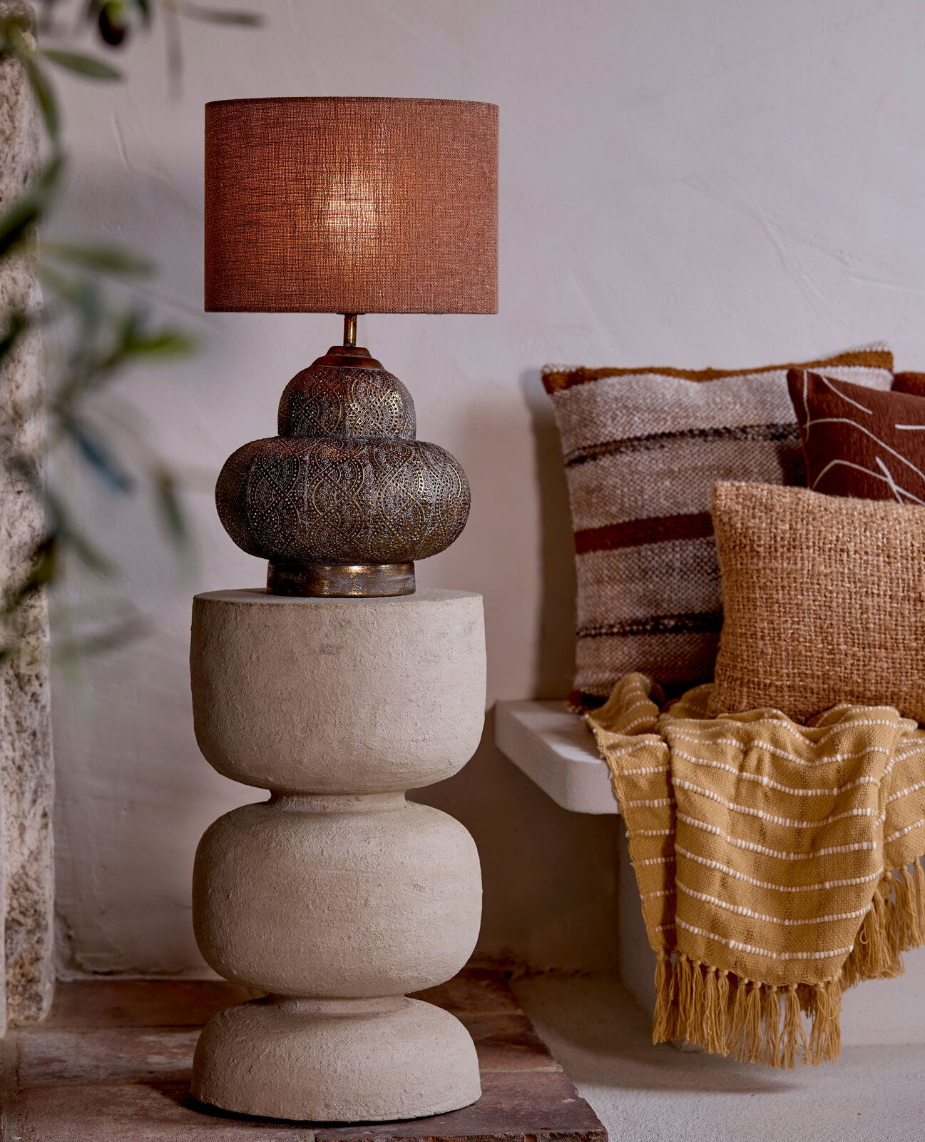 Light&Living Lampenfuß RYOTA Dekorativer Lampenfuß aus Stein mit orientalisch inspiriertem Lampenschirm, seitliche Perspektive.