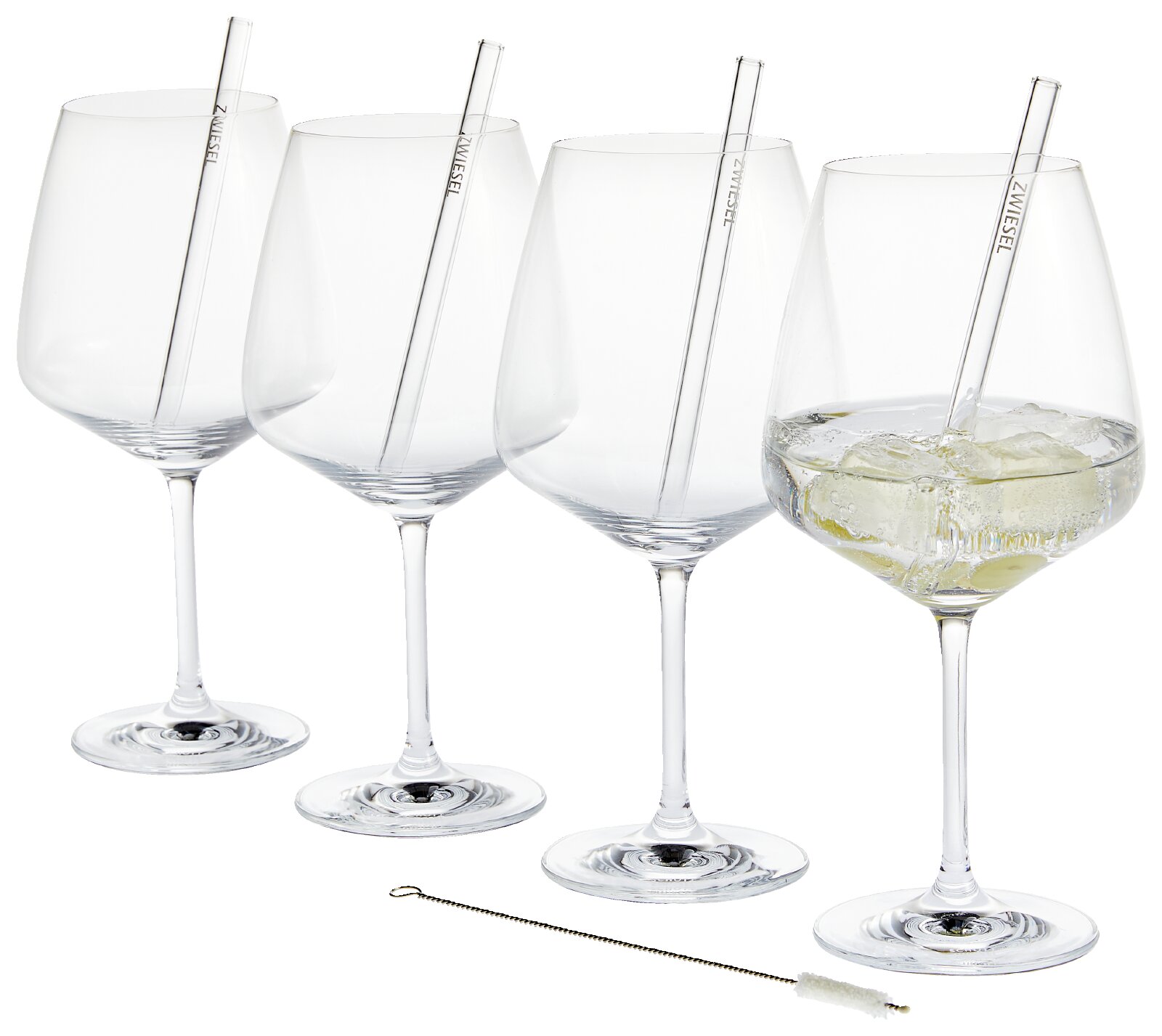 Vier elegante wijnglazen met herbruikbare glazen rietjes en reinigingsborstel, waarvan één gevuld met een bruisende drank en ijs, gezien schuin van voren en licht van boven.