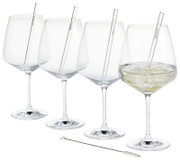Vier elegante wijnglazen met herbruikbare glazen rietjes en reinigingsborstel, waarvan één gevuld met een bruisende drank en ijs, gezien schuin van voren en licht van boven.