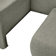 Nahaufnahme einer Recamiere in grauem Stoff, Perspektive von oben auf die Sitzfläche und Armlehne.