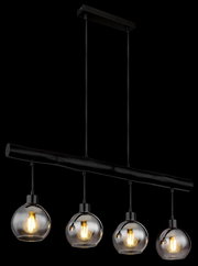 Moderne Hängeleuchte mit vier kugelförmigen Glühbirnen, aufgehängt an einem schwarzen Balken, seitliche Perspektive