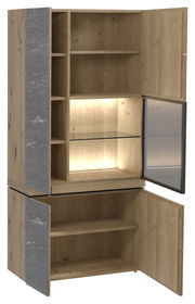 Vitrine Voglauer V-ROCK aus Holz mit geöffneter Tür, Innenbeleuchtung und mehreren Regalböden, seitliche Ansicht.