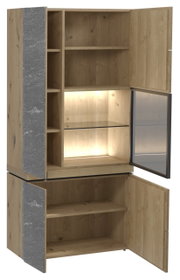Vitrine Voglauer V-ROCK aus Holz mit geöffneter Tür, Innenbeleuchtung und mehreren Regalböden, seitliche Ansicht.