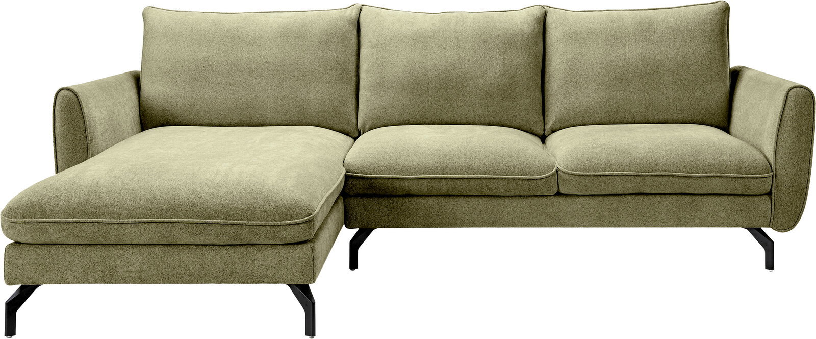 Olivgrünes 3-Sitzer-Ecksofa mit linker Ottomane/Recamiere, drei Rückenkissen, gepolsterten Armlehnen und schwarzen Metallfüßen, freigestellt auf weißem Hintergrund, Frontansicht leicht schräg von vorn