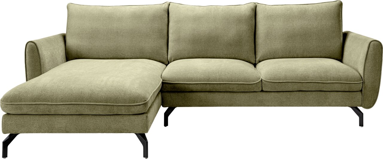 Olivgrünes 3-Sitzer-Ecksofa mit linker Ottomane/Recamiere, drei Rückenkissen, gepolsterten Armlehnen und schwarzen Metallfüßen, freigestellt auf weißem Hintergrund, Frontansicht leicht schräg von vorn
