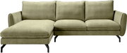 Olivgrünes 3-Sitzer-Ecksofa mit linker Ottomane/Recamiere, drei Rückenkissen, gepolsterten Armlehnen und schwarzen Metallfüßen, freigestellt auf weißem Hintergrund, Frontansicht leicht schräg von vorn