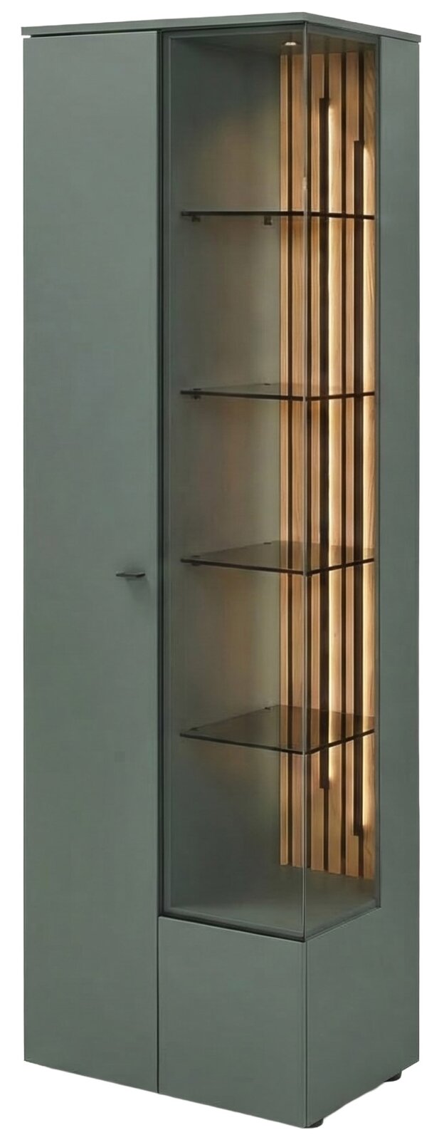 Hoge, moderne vitrinekast in matgrijs met glazen deur, glazen planken en een warm verlicht element met houten lamellen aan de binnenkant, perspectivisch aanzicht schuin van voren