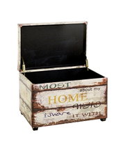 Aufgeklappte dekorative Aufbewahrungstruhe im Vintage-Holzlook mit Schriftzug „HOME“, schwarzem Innenraum und Metallbeschlägen, in schräger Frontansicht vor weißem Hintergrund