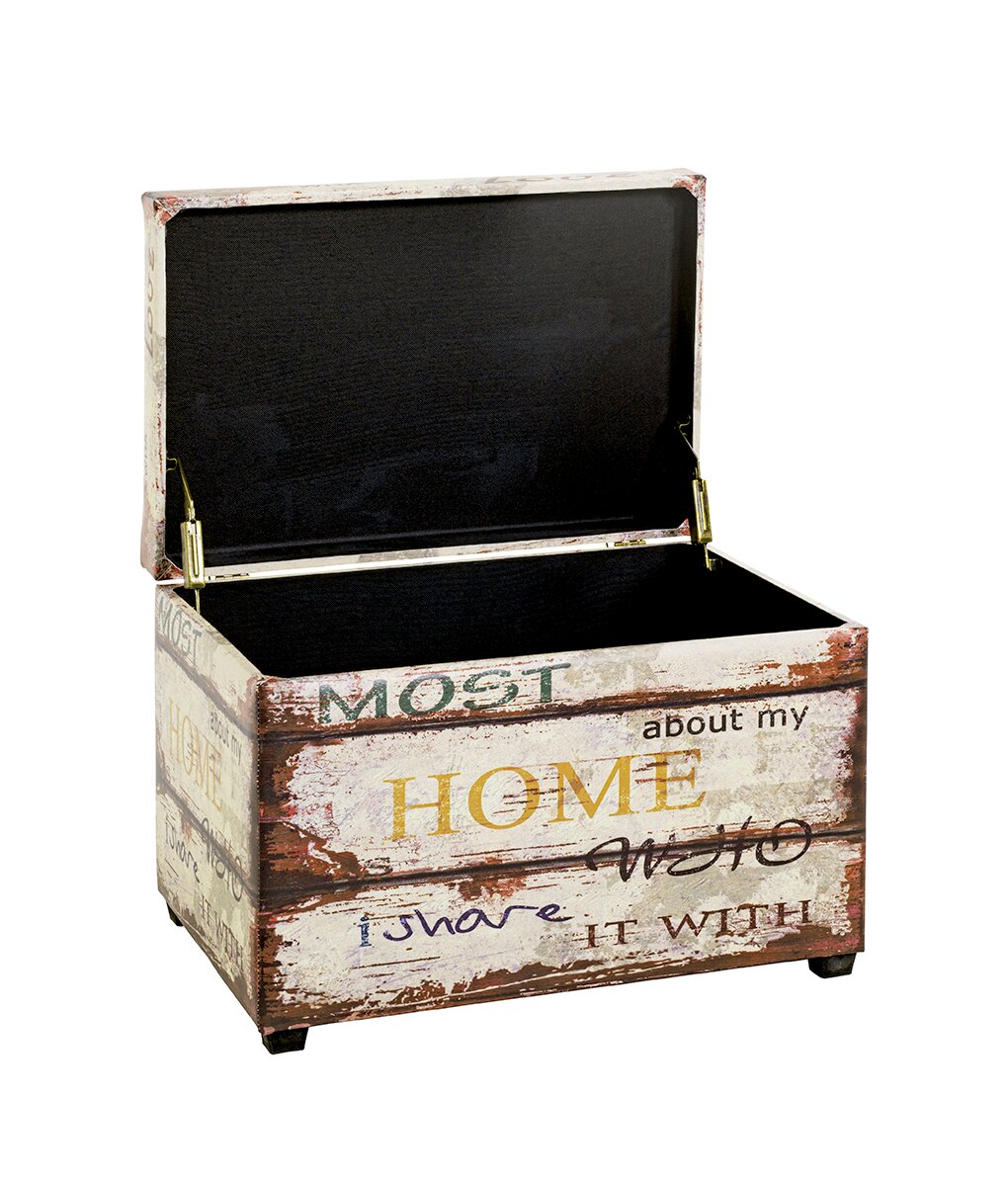 Aufgeklappte dekorative Aufbewahrungstruhe im Vintage-Holzlook mit Schriftzug „HOME“, schwarzem Innenraum und Metallbeschlägen, in schräger Frontansicht vor weißem Hintergrund