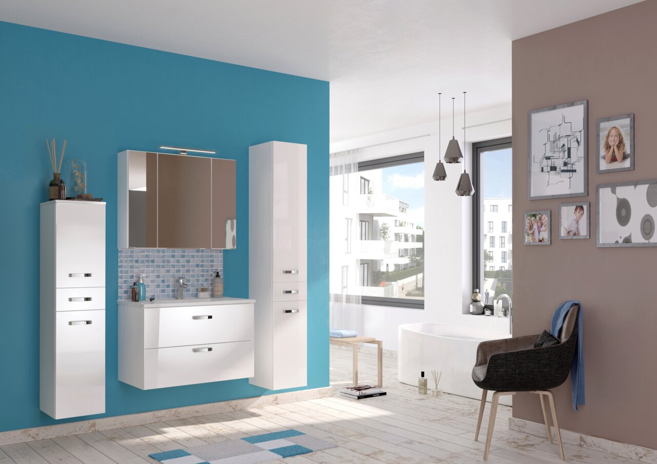 Moderner weißer Hochschrank in einem stilvollen Badezimmer, seitliche Perspektive