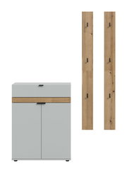Frontansicht eines modernen Sideboards in Hellgrau mit Holz-Akzentleiste und schwarzen Griffen; daneben zwei vertikale Holzpaneele mit Beschlägen auf weißem Hintergrund