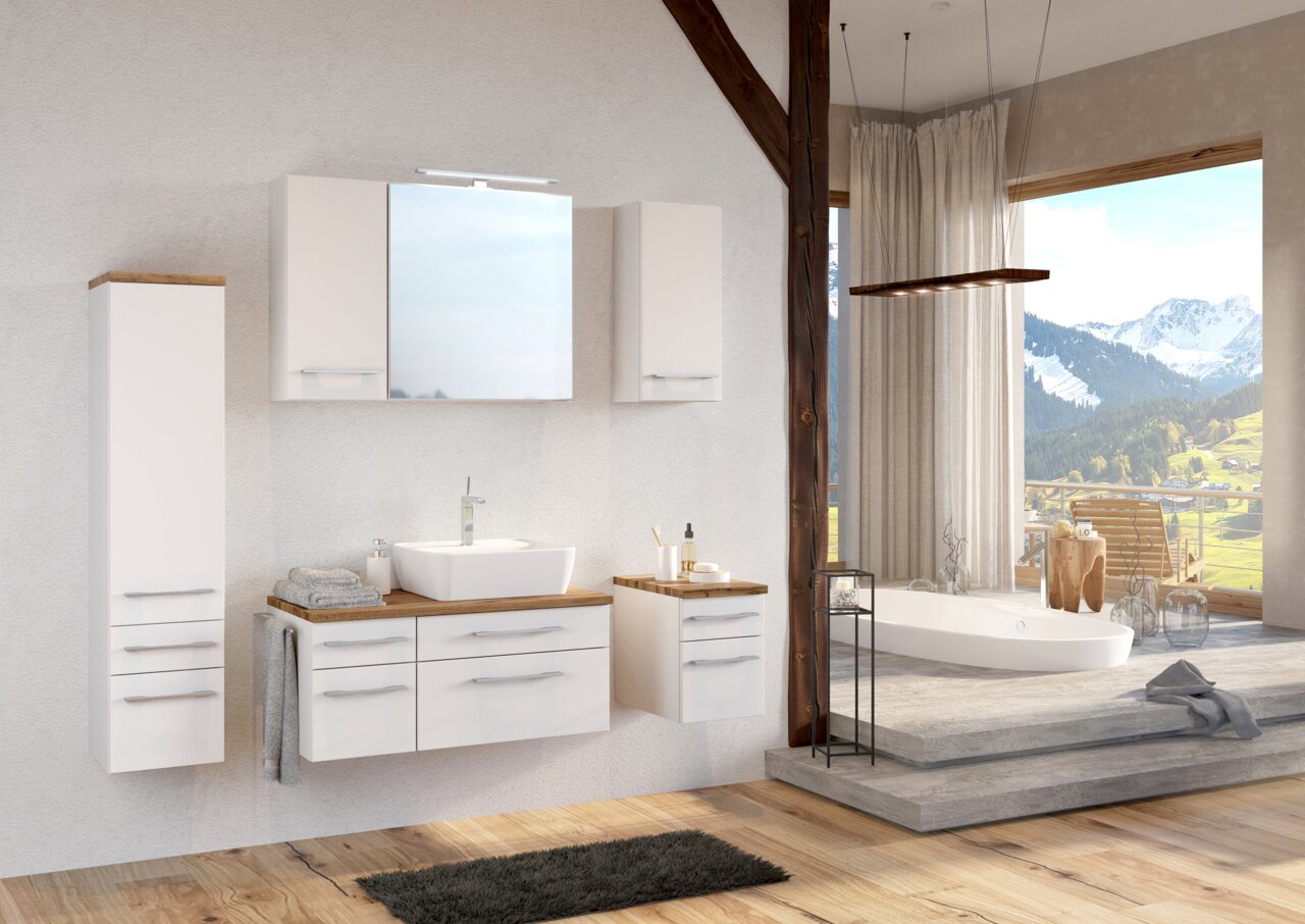 Moderner Badezimmer-Waschbeckenunterschrank in Weiß mit Holzoberfläche, rechte Perspektive, in einem stilvollen Badezimmer mit Bergblick.