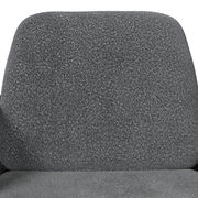 Graues, gepolstertes Sitzmöbel mit strukturierter Stoffoberfläche, frontal aus der Vorderansicht fotografiert.