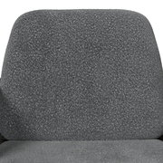 Graues, gepolstertes Sitzmöbel mit strukturierter Stoffoberfläche, frontal aus der Vorderansicht fotografiert.