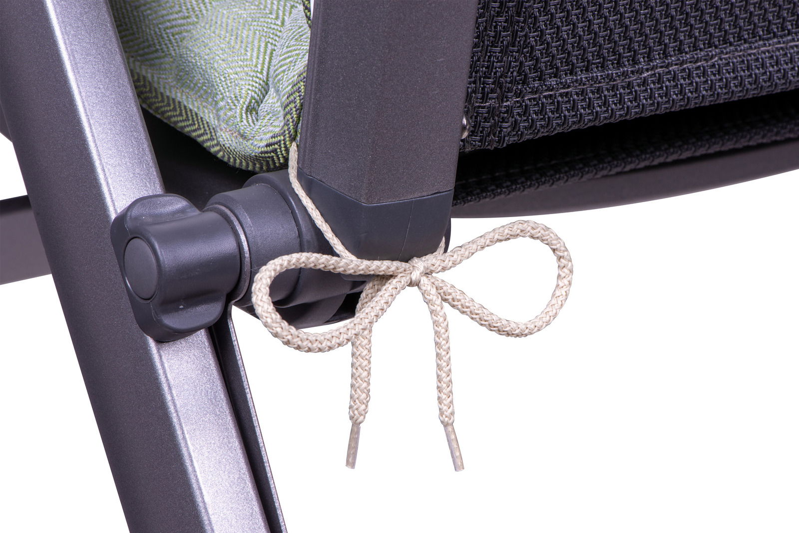 Go-De Wendesesselauflage 23529 Nahaufnahme einer Sesselauflage mit grünem Stoff und Kordel zur Befestigung an einem Metallrahmen.