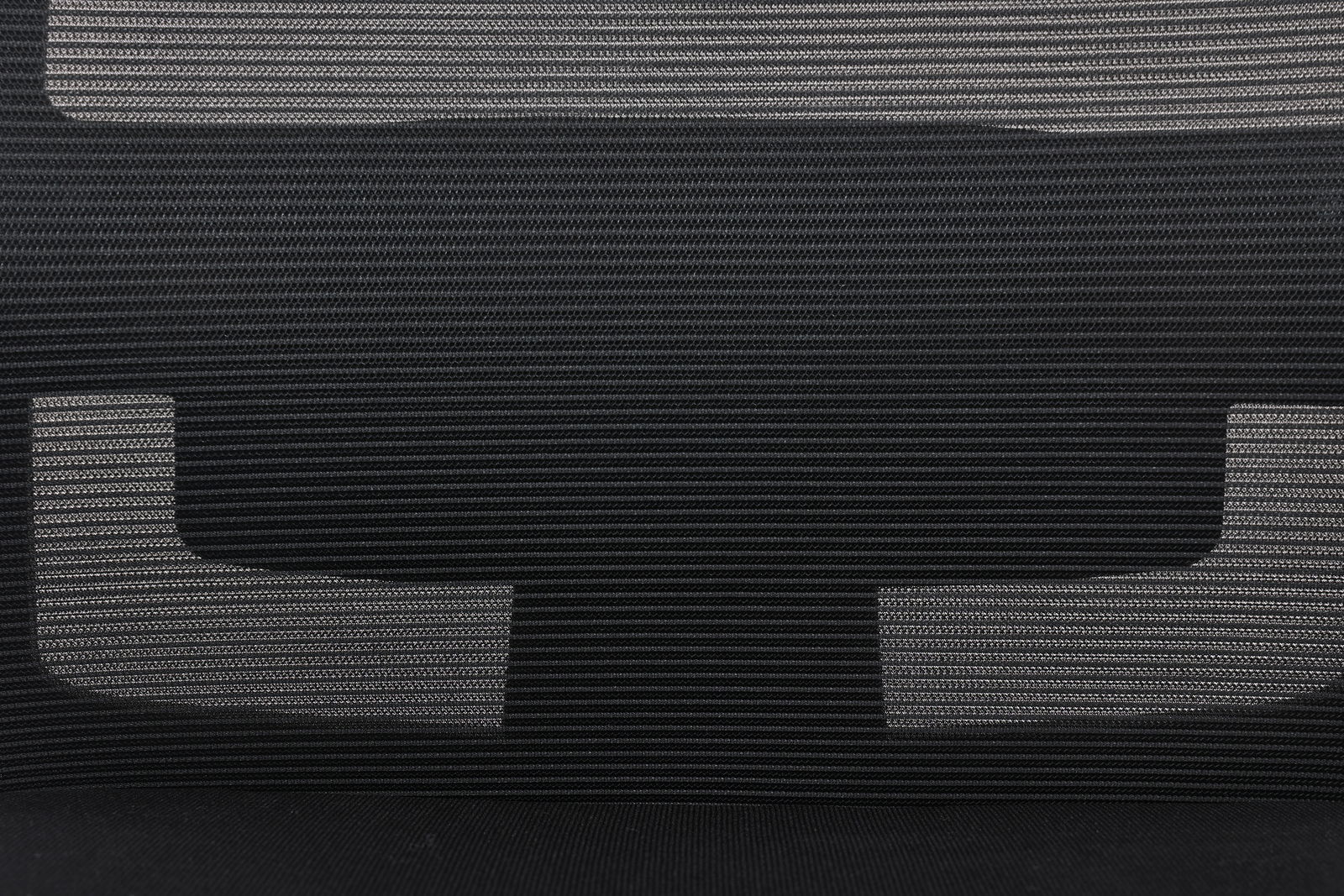 Nahaufnahme der Rückenlehne eines Besucherstuhls mit schwarzem Netzgewebe und grauen Akzenten, von vorne betrachtet.