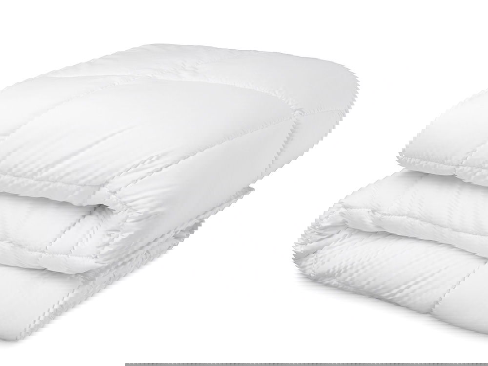 Weiche, weiße Daunendecke, gefaltet für gemütlichen Schlafkomfort.