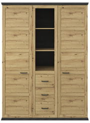 Frontale Ansicht eines dreitürigen Drehtürenschranks aus Holz mit mittigem Regal und Schubladen.