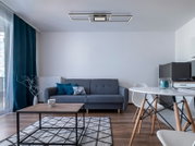Moderne Deckenleuchte in einem stilvoll eingerichteten Wohnzimmer, aus der Perspektive von unten betrachtet.