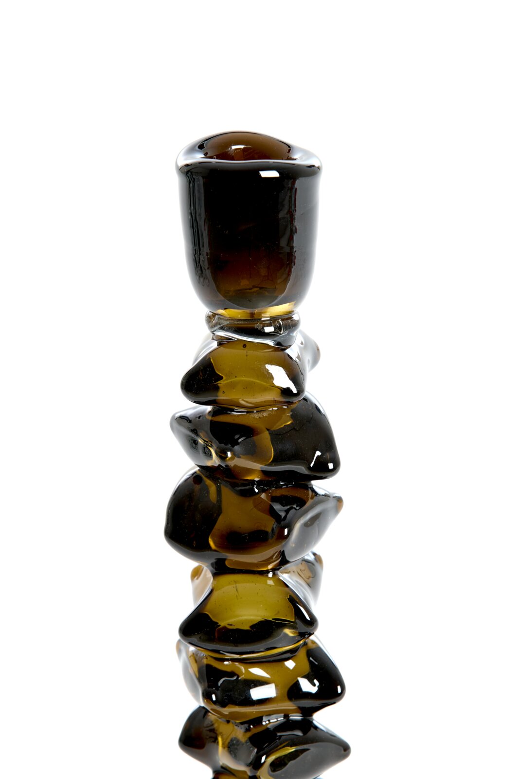 Decoratieve kaarsenhouder van glanzend rookbruin en amberkleurig glas met een voet van gestapelde organische vormen, recht van voren afgebeeld.