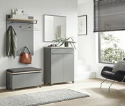 Modernes Garderoben-Set in Grau, bestehend aus einer Wandgarderobe mit Ablage, einem Schuhschrank und einer Sitzbank, seitliche Perspektive.