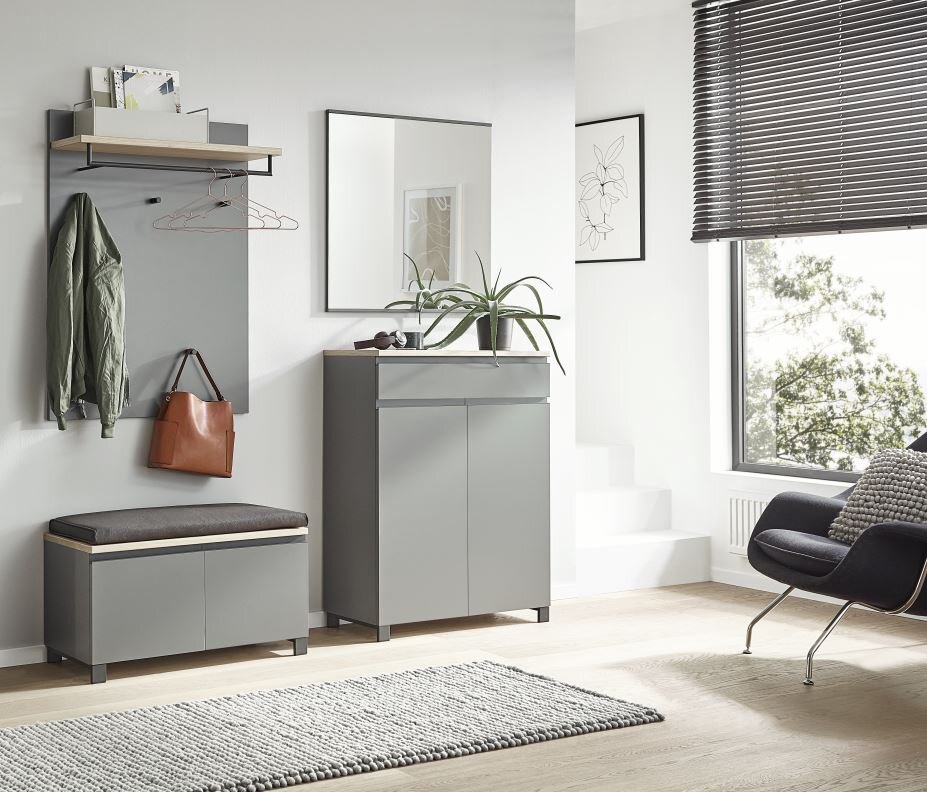 Modernes Garderoben-Set in Grau, bestehend aus einer Wandgarderobe mit Ablage, einem Schuhschrank und einer Sitzbank, seitliche Perspektive.