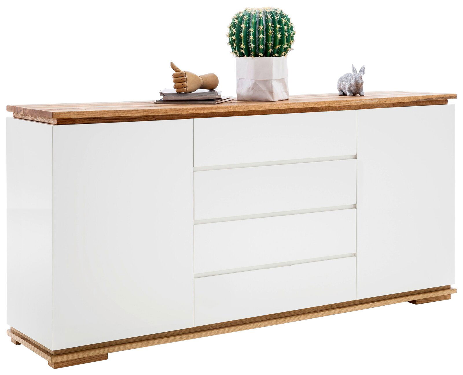 Weißes Sideboard mit Holzplatte, dekoriert mit einem Kaktus, einer Holzhand und einer kleinen Figur, seitliche Perspektive