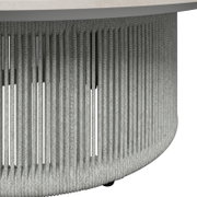 Detailansicht eines Loungegarnitur-Sets mit geflochtenem Seil-Design.