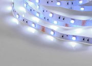 LED-Lichtstreifen in Nahaufnahme, leuchtend mit weißen LEDs