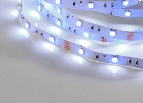 LED-Lichtstreifen in Nahaufnahme, leuchtend mit weißen LEDs