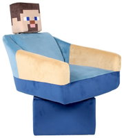 Minecraft-inspirierter Plüsch-Sessel in Blau und Beige mit pixeligem Kopf, schräg von vorne links fotografiert