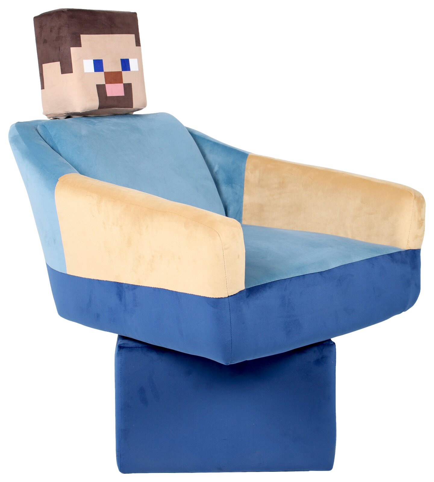 Minecraft-inspirierter Plüsch-Sessel in Blau und Beige mit pixeligem Kopf, schräg von vorne links fotografiert