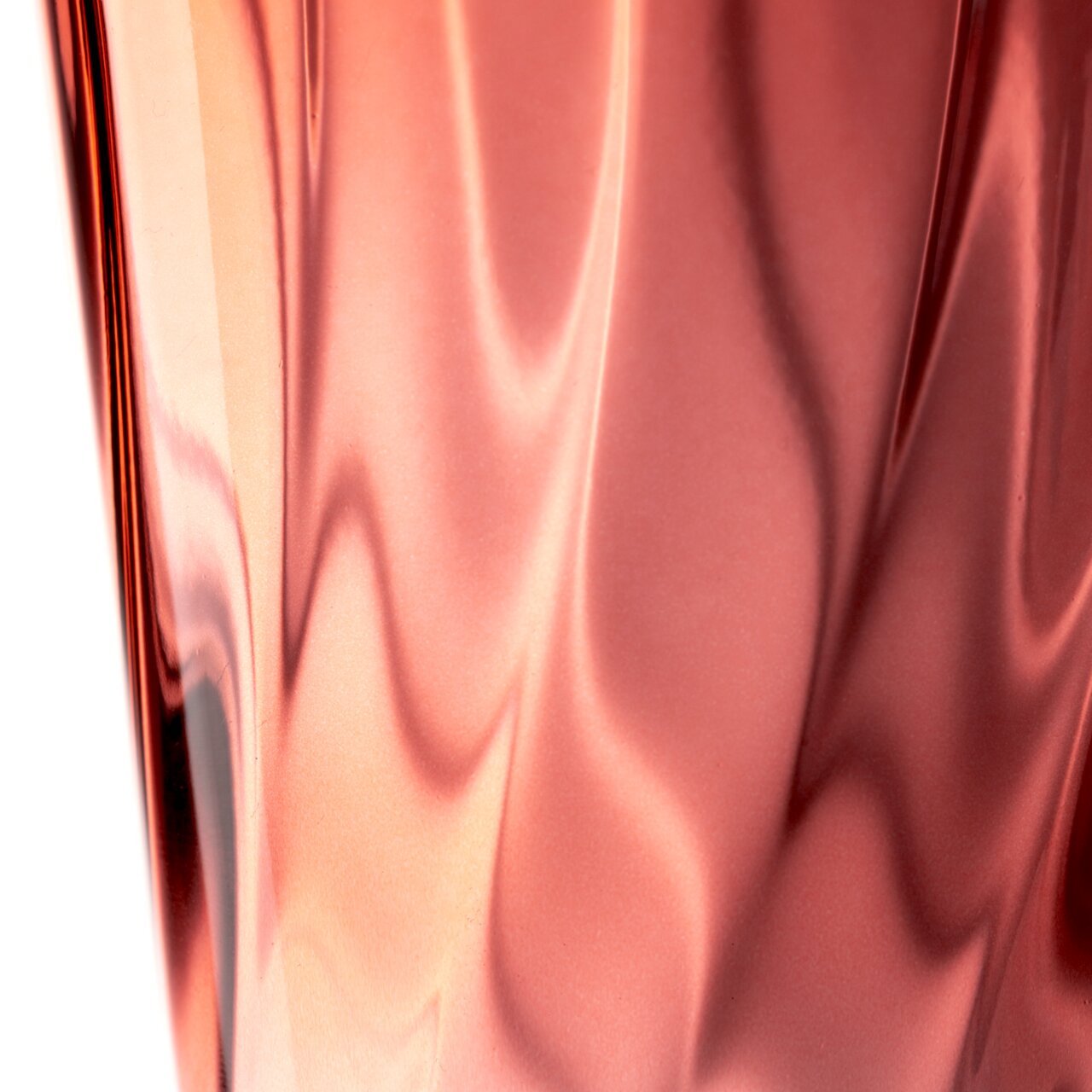 Close-up van een rood drinkglas met een gebogen vorm, gezien vanaf de zijkant