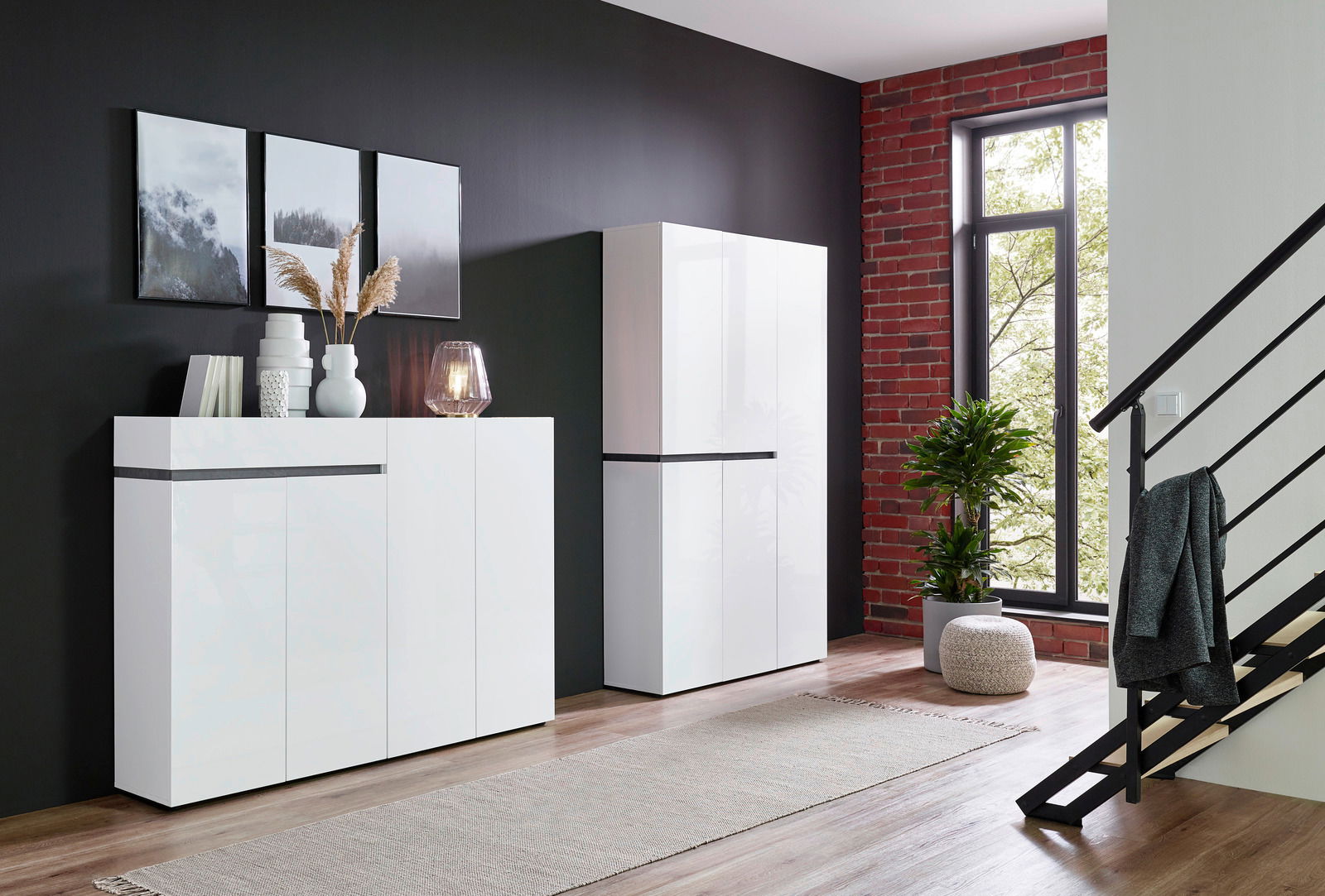 Moderner weißer Schuhschrank und Sideboard in einem stilvollen Wohnzimmer mit schwarzer Wand und großen Fenstern, seitliche Perspektive.