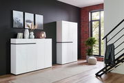 Moderner weißer Schuhschrank und Sideboard in einem stilvollen Wohnzimmer mit schwarzer Wand und großen Fenstern, seitliche Perspektive.