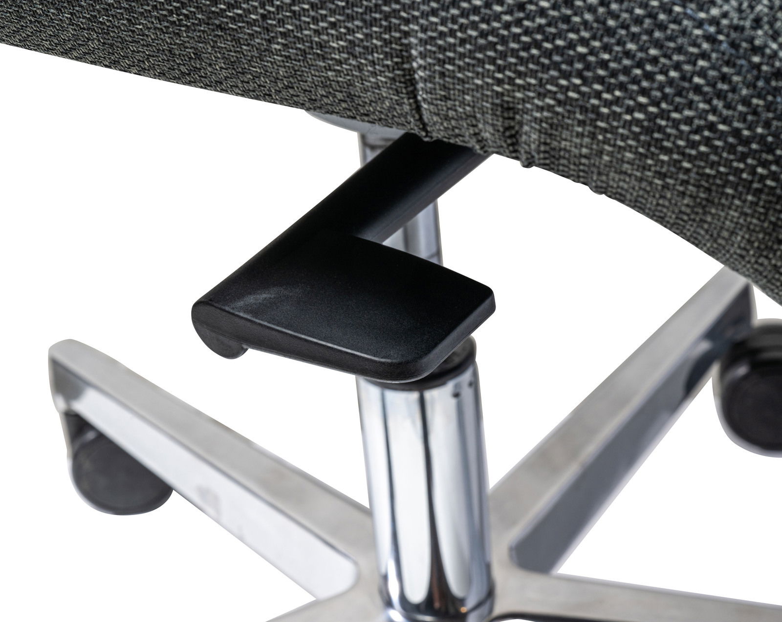 Nahaufnahme eines Drehstuhls mit verchromtem Fußkreuz und schwarzem Hebel zur Höhenverstellung.