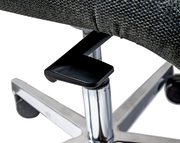 Nahaufnahme eines Drehstuhls mit verchromtem Fußkreuz und schwarzem Hebel zur Höhenverstellung.