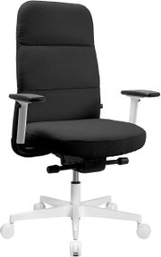 Schwarzer ergonomischer Bürostuhl mit hoher Rückenlehne, gepolstertem Sitz und Armlehnen, weißem Fußkreuz mit Rollen, freigestellt auf weißem Hintergrund, Ansicht von vorne leicht seitlich