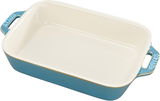 Rechteckige, türkisfarbene Auflaufform mit Griffen, aus schräger Perspektive fotografiert.