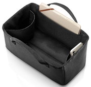 Schwarzer Organizer mit mehreren Fächern, von oben fotografiert, enthält ein Notizbuch und ein Smartphone.