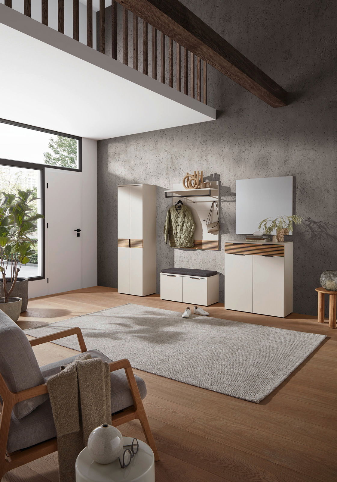 Moderner Schuhschrank in einem stilvollen Eingangsbereich, frontal betrachtet, mit einem hohen Schrank, einer Sitzbank und einem Spiegel.