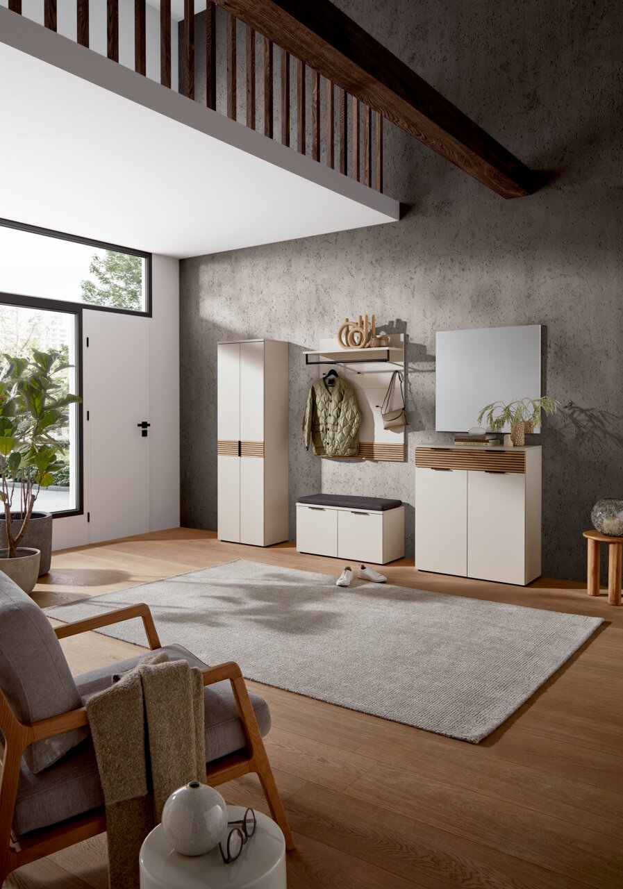 Moderner Schuhschrank in einem stilvollen Eingangsbereich, frontal betrachtet, mit einem hohen Schrank, einer Sitzbank und einem Spiegel.