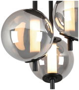 Moderne LED-Deckenleuchte SECCO mit drei kugelförmigen, rauchgrauen Glaskörpern, die warmes Licht abstrahlen. Perspektive von unten, zeigt die elegante Anordnung der Leuchten.