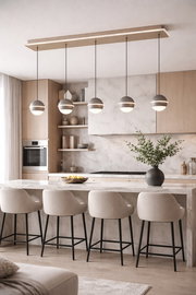 Moderne LED-Pendelleuchte mit fünf kugelförmigen Lampen über einer Kücheninsel, seitliche Perspektive.