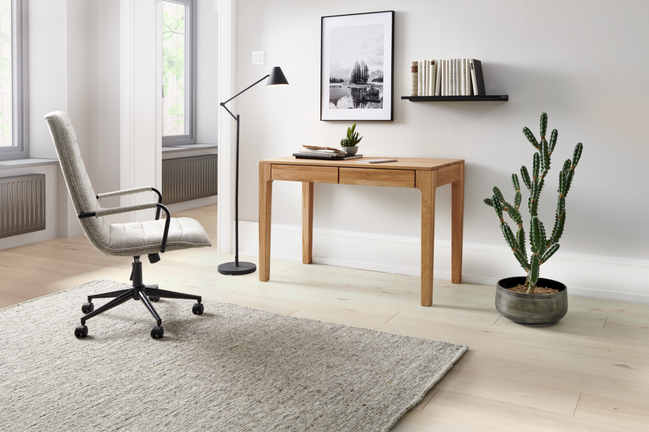 Livetastic Schreibtisch KOBLENZ Moderner Schreibtisch aus Holz in einem stilvollen Büro mit einem ergonomischen Bürostuhl, einer Stehlampe und einem Kaktus. Perspektive von der Seite.