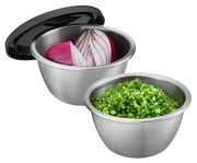 Zwei Minischüsseln aus Edelstahl, eine mit Deckel und geschnittener Zwiebel, die andere mit gehacktem Schnittlauch, aus seitlicher Perspektive.