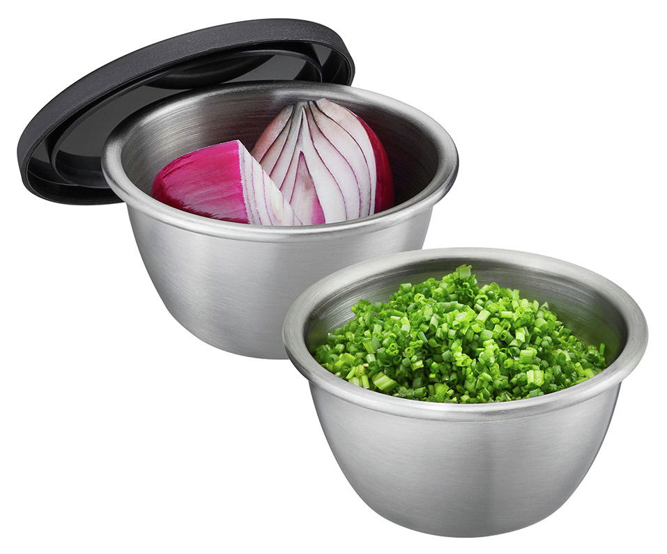Zwei Minischüsseln aus Edelstahl, eine mit Deckel und geschnittener Zwiebel, die andere mit gehacktem Schnittlauch, aus seitlicher Perspektive.