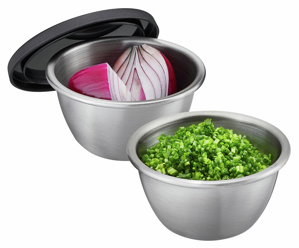 Zwei Minischüsseln aus Edelstahl, eine mit Deckel und geschnittener Zwiebel, die andere mit gehacktem Schnittlauch, aus seitlicher Perspektive.